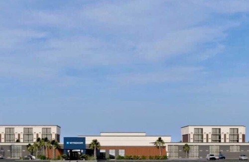 Kenner - Louis Armstrong International Airport Hotel | Wyndham New Orleans Airport & Conference Center