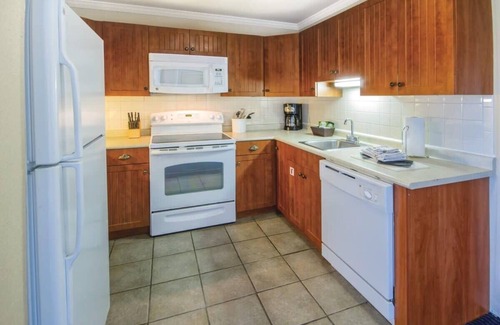 Yachting Village Condo | Wyndham Newport Onshore|1BR/1BA Balcony King Suite