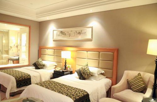 Shihe District Hotel | Wyndham Xinyang Downtown