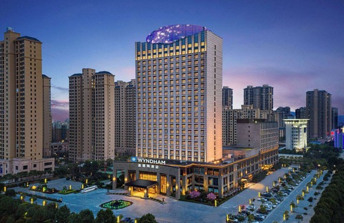 Pingqiao District Hotel | Wyndham Xinyang Downtown