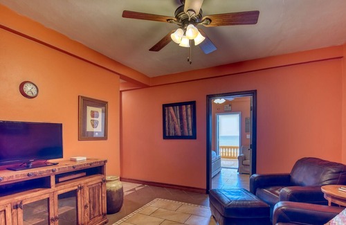 Isla de Utila House | Wyndsong Manor Luxury oceanfront vacation home located on Utila's Dolphin Run.