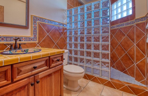 Isla de Utila House | Wyndsong Manor Luxury oceanfront vacation home located on Utila's Dolphin Run.