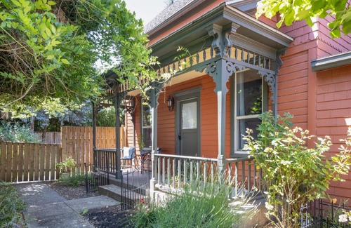 Carlton House | Wynkoop at Carlton: Taste of Europe, Walk to Wineries, Dog Friendly