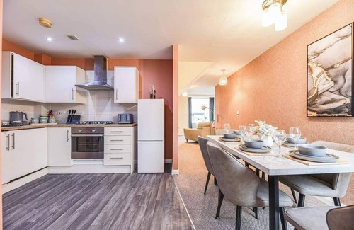 Broadheath House | Wythenshawe Greenbrow Retreat