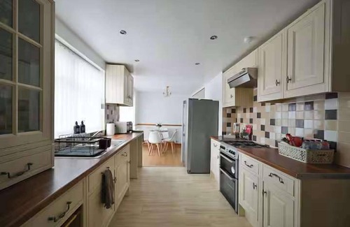 Broadheath House | Wythenshawe Greenbrow Retreat