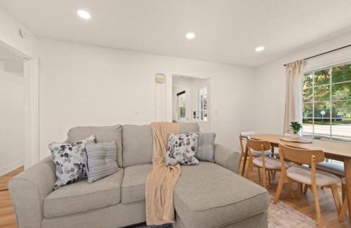 Euclid House | X 3BR Home Bright and Open In Euclid Near Cleveland