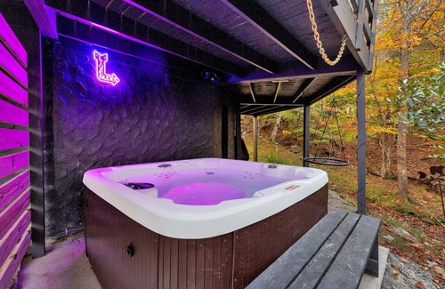 Beech Mountain Cabin | X Adult Only - Walk to Slopes - Hot Tub - Fire Pit X