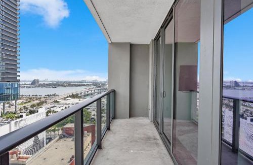 Downtown Miami Apartment | X-Lounge VI - Luxury High-Rise Rooftop Pool and Stunning City Views