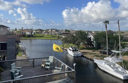 Freeport House | Xanadu/hidden paradise-beautiful 3story canal home-backyard fishing/crabbing