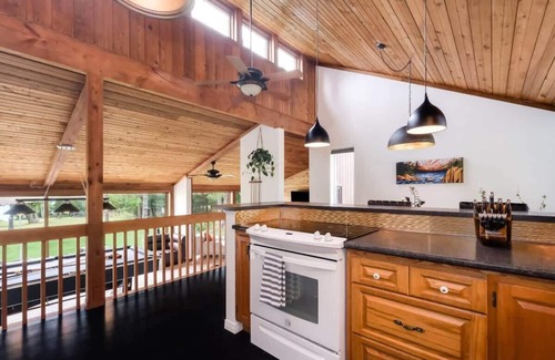 Rideau Lakes Ski Chalet | Xanadu - Zen waterfront retreat on Upper Rideau