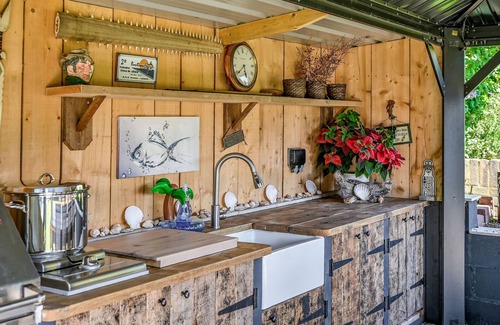 New Romney Cottage | Xanadune Beach House - a holiday let that sleeps 10 guests in 5 bedrooms