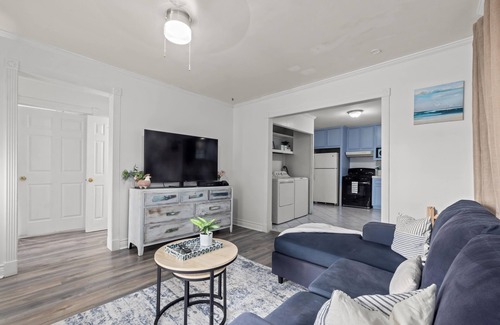 Galveston Apartment | Xbox, King Bed, Walk to Cruises, Strand, and UTMB!