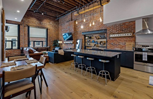 Effingham Apartment | XCHNG King Bed Luxury Downtown, XCHNG. Industrial Executive Loft w/King Bed