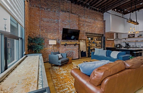 Effingham Apartment | XCHNG Unit A. Luxury Suite., XCHNG. Industrial Executive Loft w/King Bed