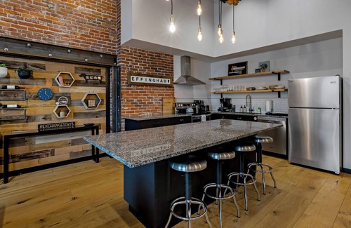 Effingham Apartment | XCHNG Unit A. Luxury Suite., XCHNG. Industrial Executive Loft w/King Bed