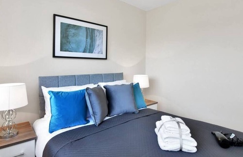 Sheldon House | Xclusive Living Stay near Airport / NEC, The Whitecroft