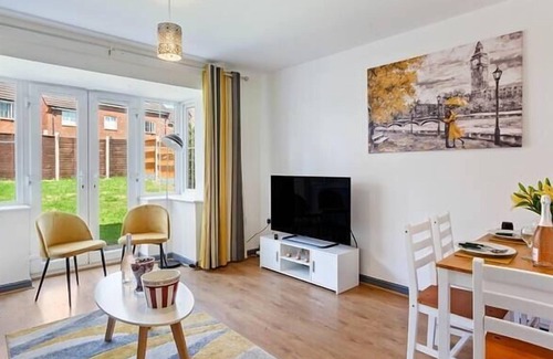 Little Hay House | Xclusive Living Stay near Airport / NEC, The Leyburn