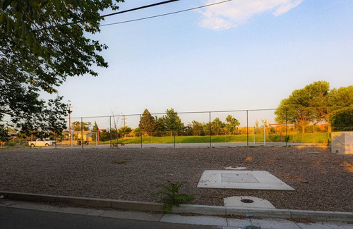 South Broadway Apartment | XL Apartment 5 min from UNM Sports Fields and Isotopes/NM United!