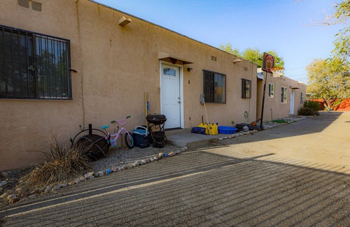 South Broadway Apartment | XL Apartment 5 min from UNM Sports Fields and Isotopes/NM United!