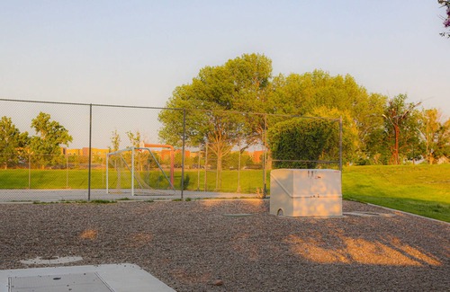 South Broadway Apartment | XL Apartment 5 min from UNM Sports Fields and Isotopes/NM United!