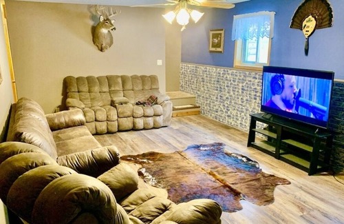 Lansing Cabin | XL Cabin with Pool & Hot Tub Jacuzzi