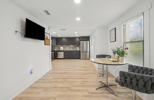 Englewood House | XL family home, Pool, Private 1 acre