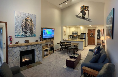 Upper Village Condo | XL Luxury Penthouse! Aspens. Ski-in ski-OUT. 3 beds. Pool. 3hot tubs.BBQ. 2decks