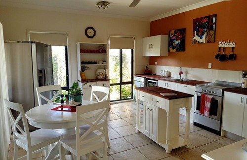 Oxenford Apartment | XL Popular Retreat on River near Warner Brothers Theme Parks