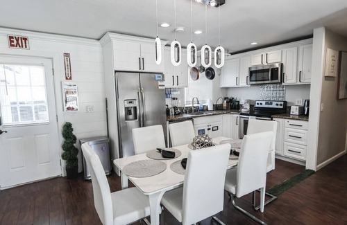 Lincoln Acres House | XLNC House Sunnyside 4bed 2bath 20min aport/dwntwn