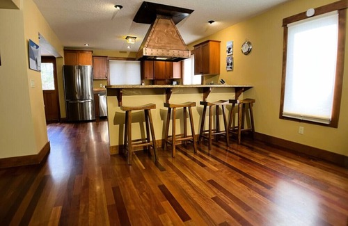 East Kootenay Ski Chalet | XMAS 2025 Available! Bedrooms Galore! Hottub Short Flat Walk to Lift