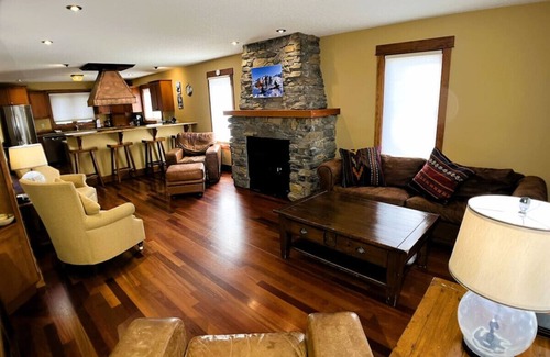 East Kootenay Ski Chalet | XMAS 2025 Available! Bedrooms Galore! Hottub Short Flat Walk to Lift