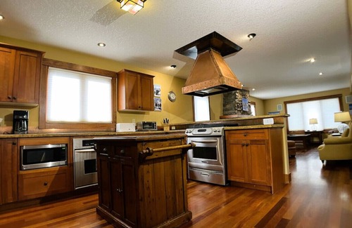 East Kootenay Ski Chalet | XMAS 2025 Available! Bedrooms Galore! Hottub Short Flat Walk to Lift