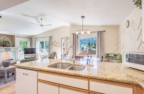 Downtown Leavenworth Condo | Xmas Festivities = Walking Distance! December Dates Available.