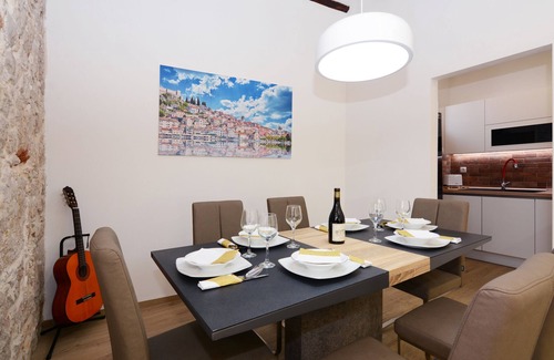 Plisac House | ❤️ XY Suites Boutique Apartments❤️