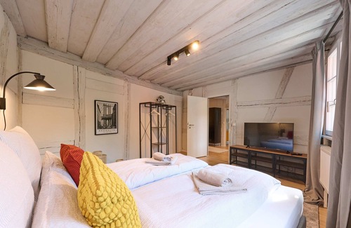 Schwabach Apartment | Xzllenz auf 100qm #Modern#Balkon#Fachwerk#Netflix