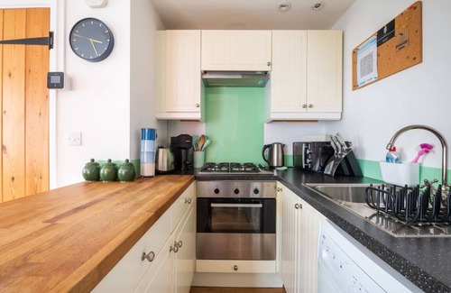 Solva Apartment | Y Bothy · Riverside Bothy In Heart of Scenic Harbour Village