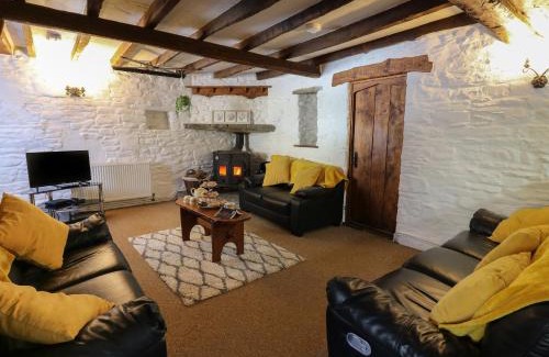 Llanybydder House | Y Cartws