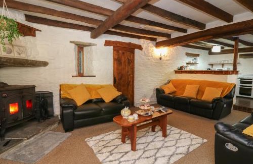 Llanybydder House | Y Cartws