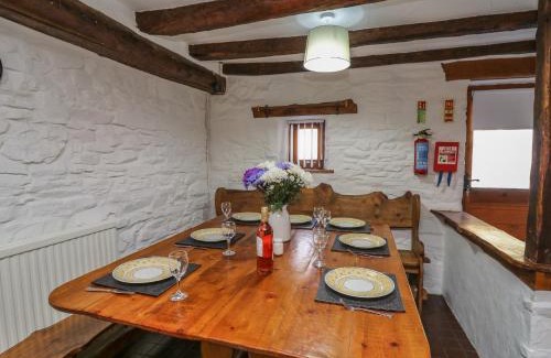 Llanybydder House | Y Cartws