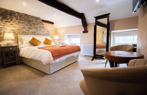 Llangadog House | Y Castell