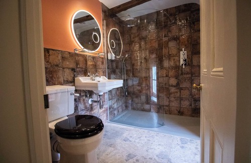 Llangadog House | Y Castell