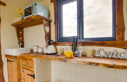 Caersws House | Y Cwtch - One Bedroom House, Sleeps 2