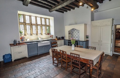 Pontblyddyn House | Y FFERM, pet friendly, character holiday cottage in Pontblyddyn