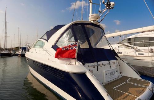 New Forest District Boat Rental | Y-Knot-Two Bedroom Luxury Motor Boat In Lymington