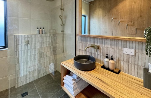 Bethanga Cabin | Yabbarin Lux Lodge Bethanga - Two bedroom luxury barn style cabin