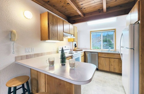 Yachats House | Yachats Lovely 2br Home, Dog Friendly, Walk to Town!