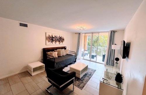 Aventura Apartment | Yacht Club Miami Suite 2 Bedroom and 2 Bathroom With Baby Crib & Free Parking