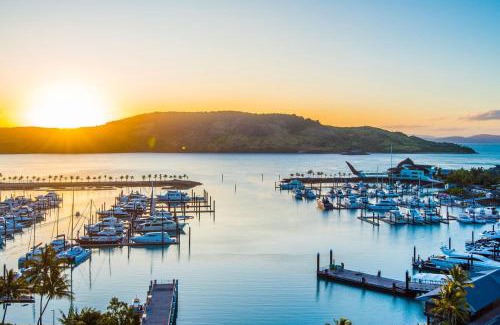 Hamilton Island Apartment | Yacht Harbour Tower 5 - Oceanviews, buggy and private lift access and valet service