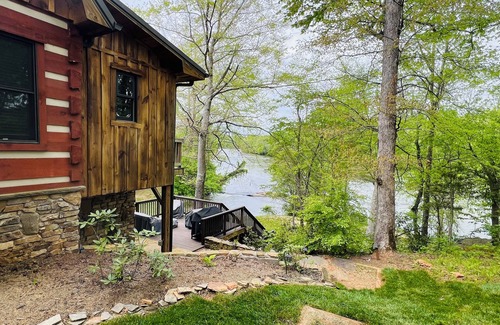 Arlington Cabin | Yadkin River Lodge-cozy stay on the bluffs overlooking the Yadkin River.