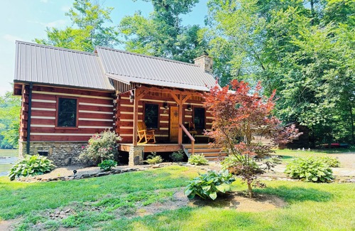 Arlington Cabin | Yadkin River Lodge-cozy stay on the bluffs overlooking the Yadkin River.